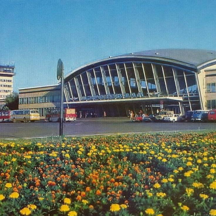 "Икарусы" и бархатцы: Как выглядел аэроп…