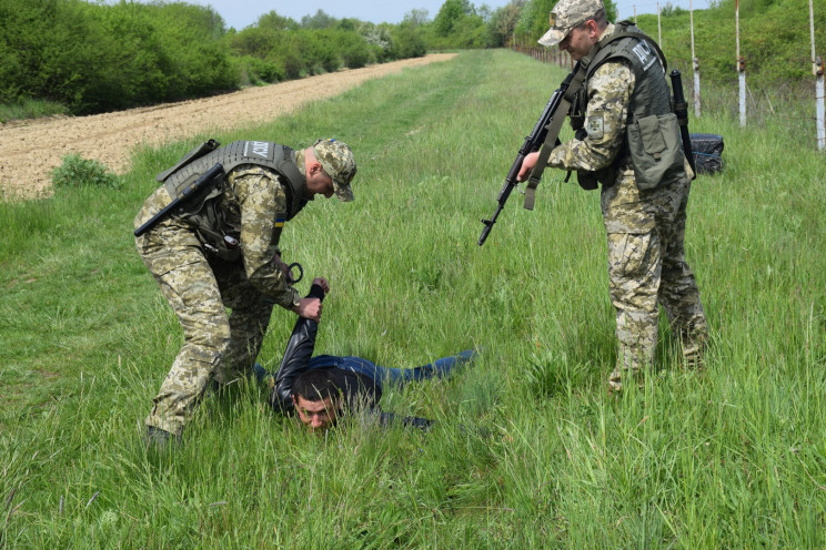 Буковинські прикодонники затримали на ко…