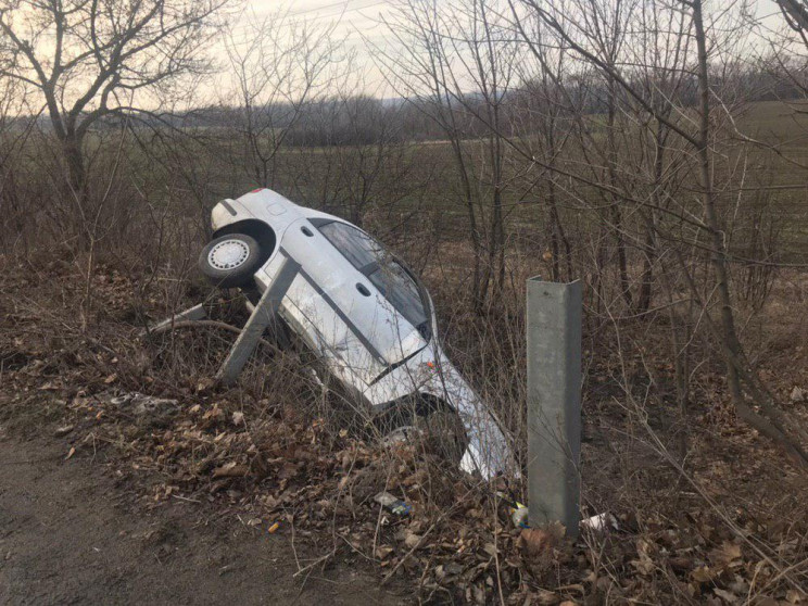 Поряд із Дніпро автівка потрапила у яму…
