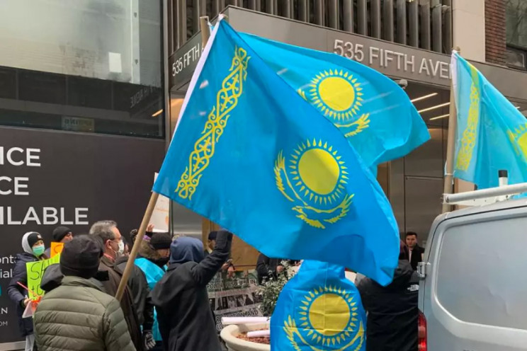 Казахи Нью-Йорка протестують проти росій…