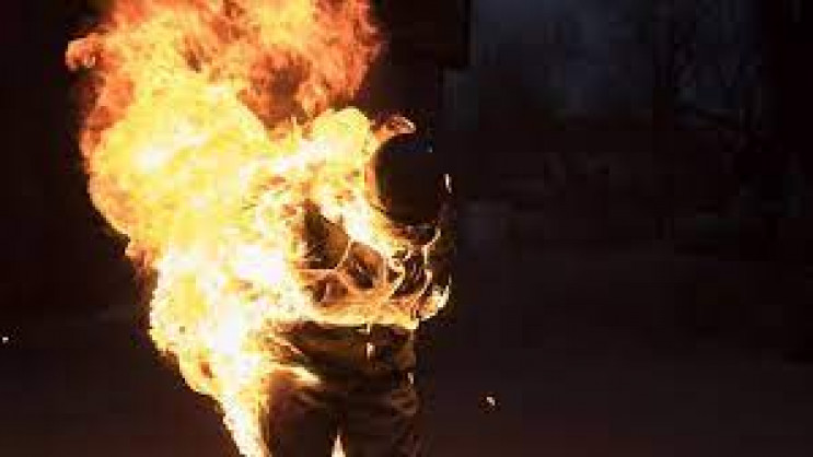 Підпалив себе: В Харкові поліцейські вря…