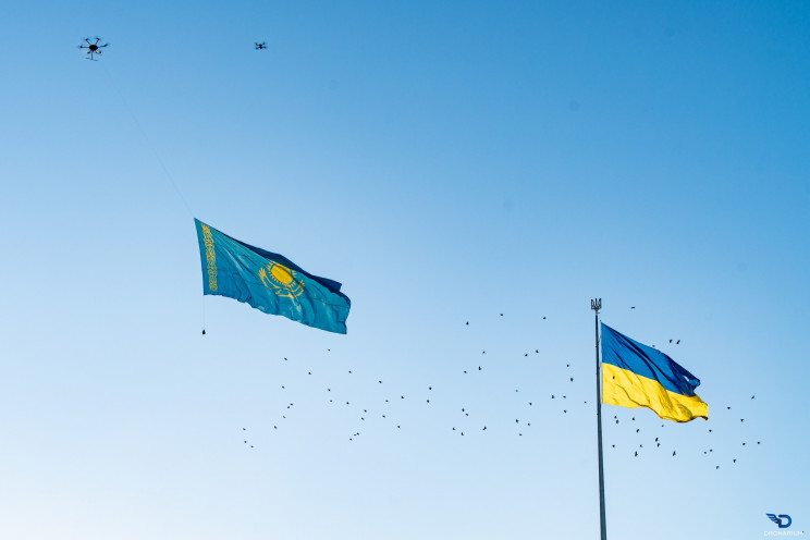 В небо над Киевом запустили огромное зна…