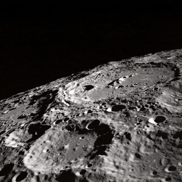 Ученые обнаружили воду в почве с Луны…