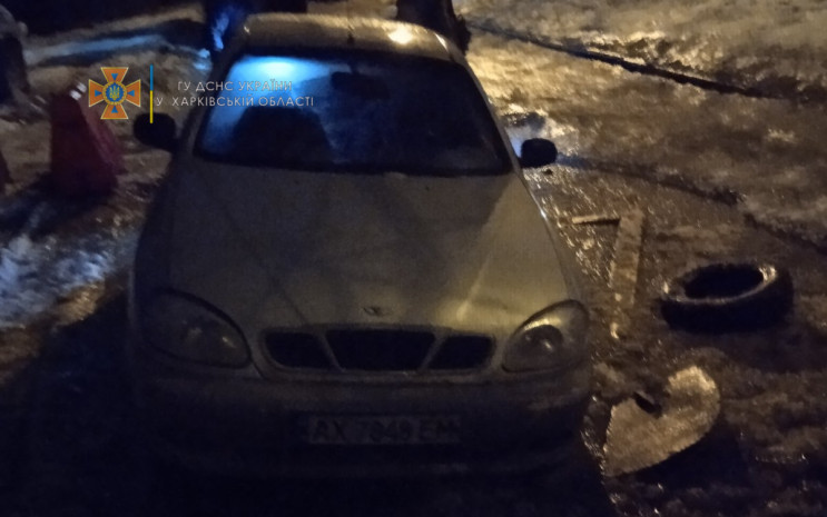 В Харькове спасатели вытащили легковушку…