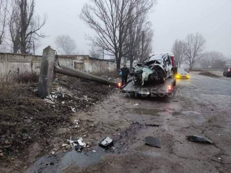 На Одесчине автомобиль влетел в столб и…