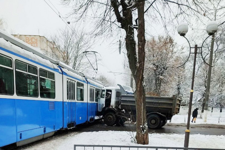 На вулиці Стрілецькій зіткнулися вантажі…