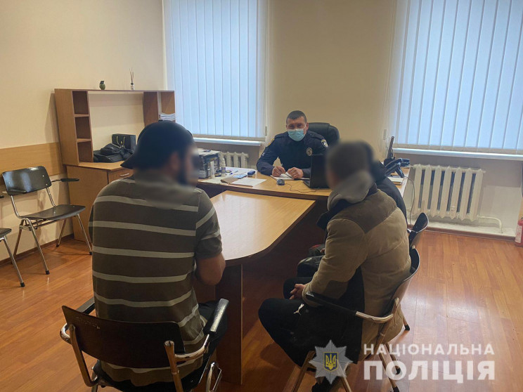 Двое подростков и иностранец напали на 6…