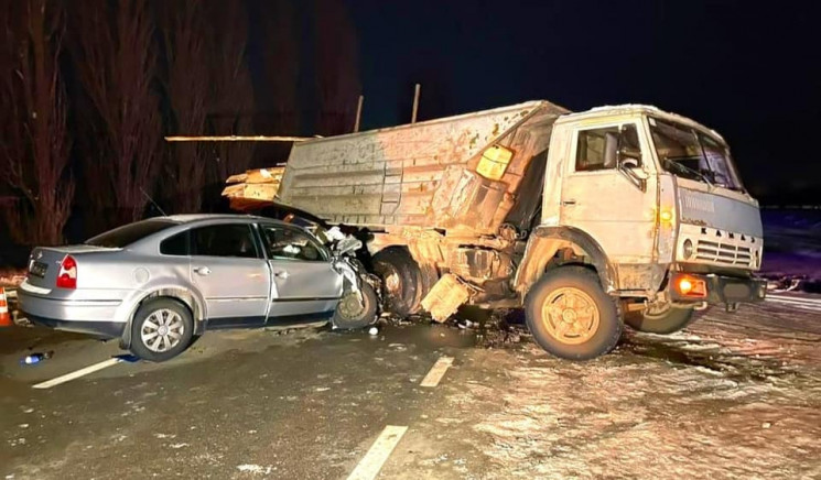 Легковик врізався в КамАЗ: Під Києвом ст…