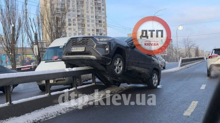 У Києві на Оболоні водій Toyota влетів у…