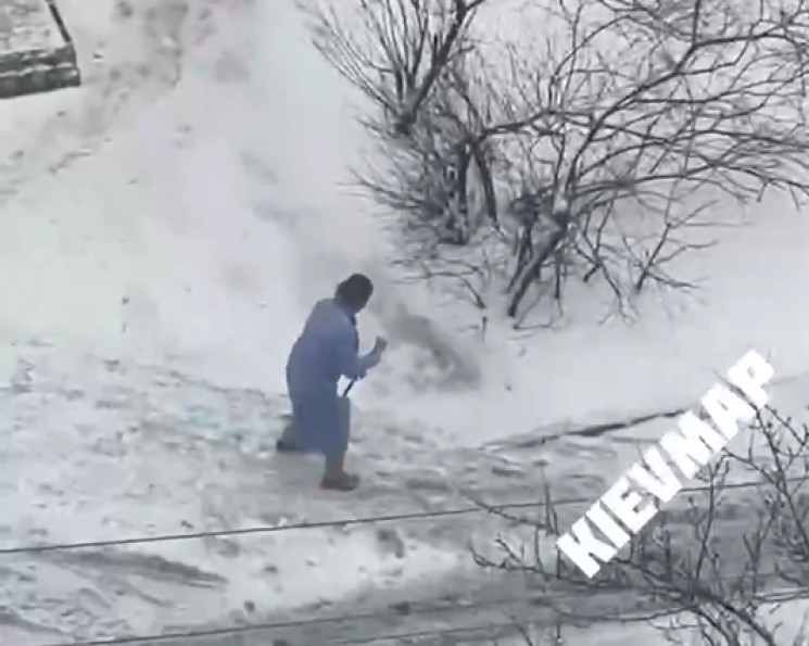 В Киеве снег убирают тряпкой на швабре (…