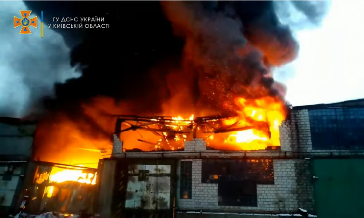 Пожежа на складі шин під Києвом: Вогонь…