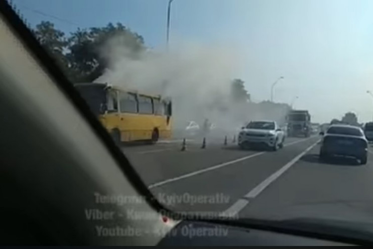 В Киеве около станции метро "Лесная" заг…