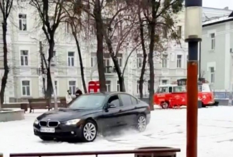 У Вінниці автомобіль BMW влаштував дрифт…