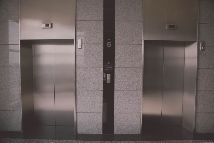 На России в "Президент-отеле" упал лифт:…