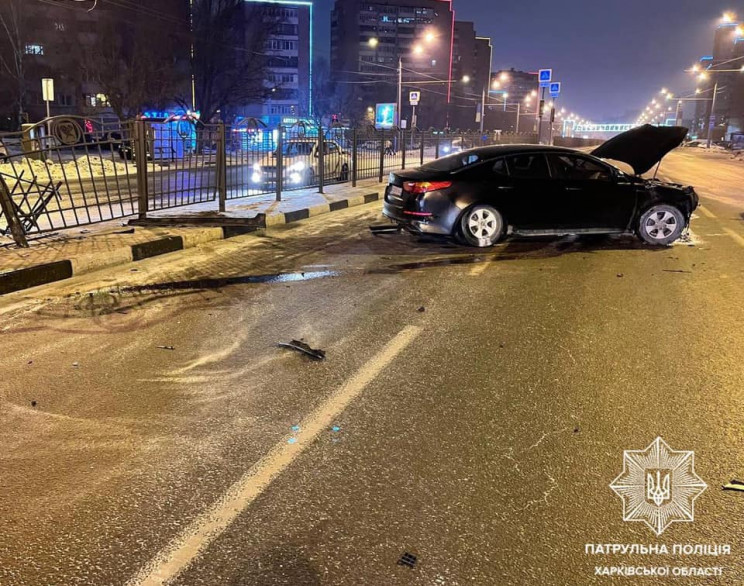 В Харькове водитель легковушки сломал за…