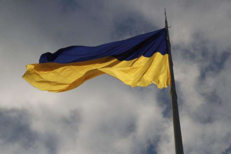 В Киеве приспустили самый большой флаг У…