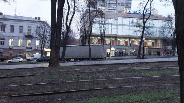 В Днепре фуру развернуло поперек централ…