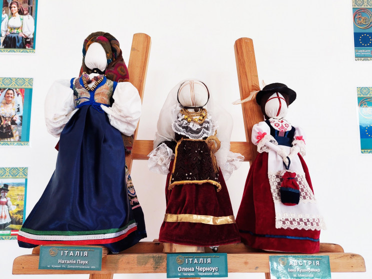 В Ужгороді — виставка ляльок-мотанок з р…