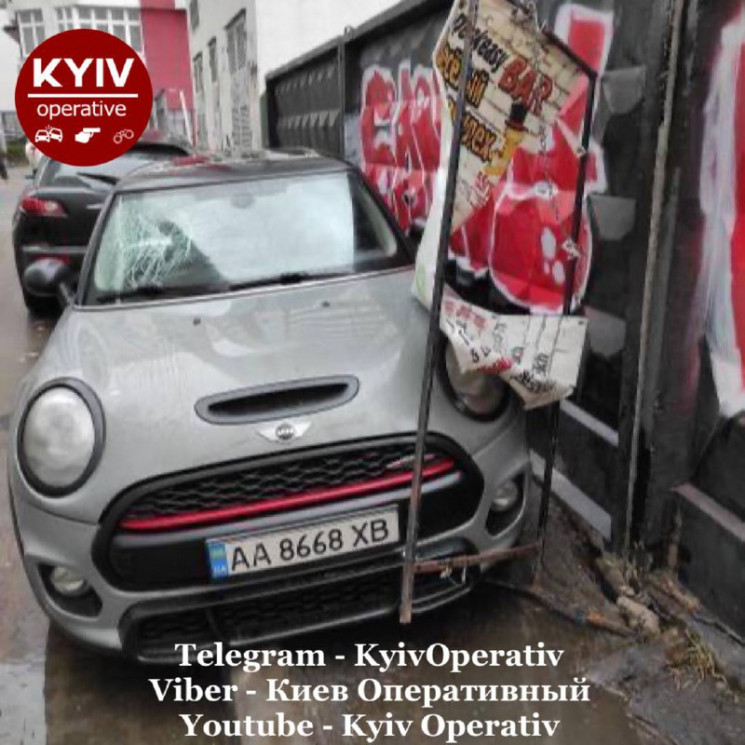 У Києві поривом вітру вирвало рекламний…