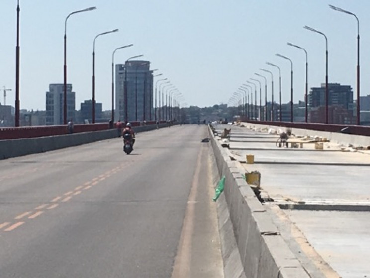 На Новый мост Днипра пускают мотоциклы…