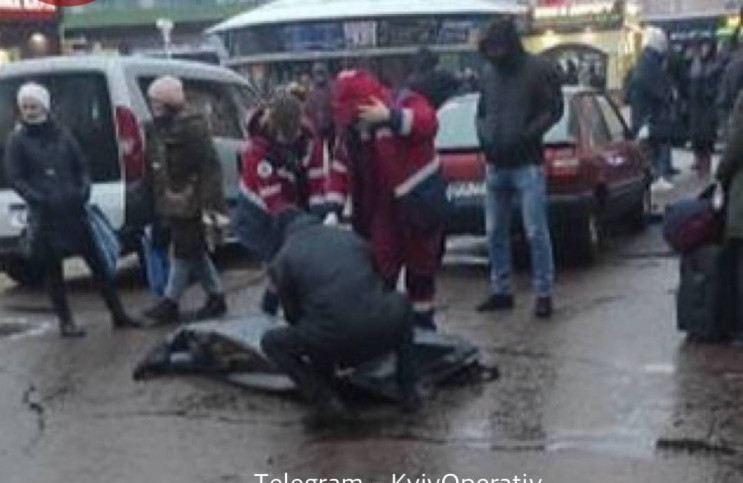 Все тело в крови: В Киеве возле метро "В…