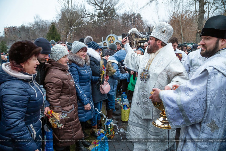 В источниках Харькова на Крещение освятя…