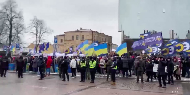 Сотні людей та багато поліції: У Києві п…