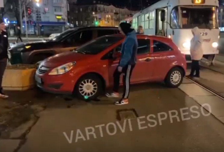 У Києві пасажири власноруч перенесли авт…