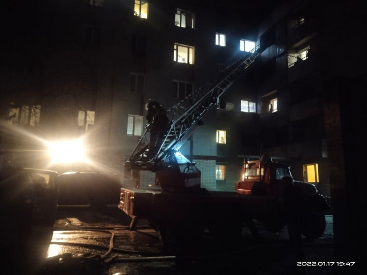 В Запорожье из пожара в многоэтажке спас…