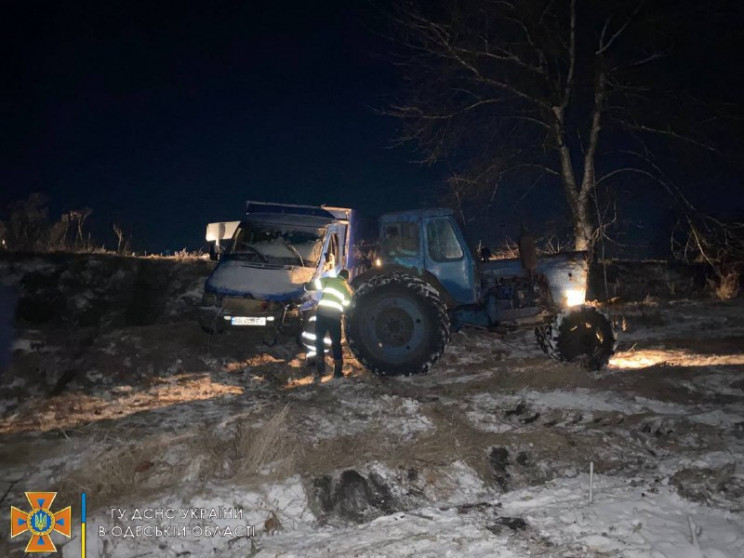 На Одещині рятувальники витягли з кювету…