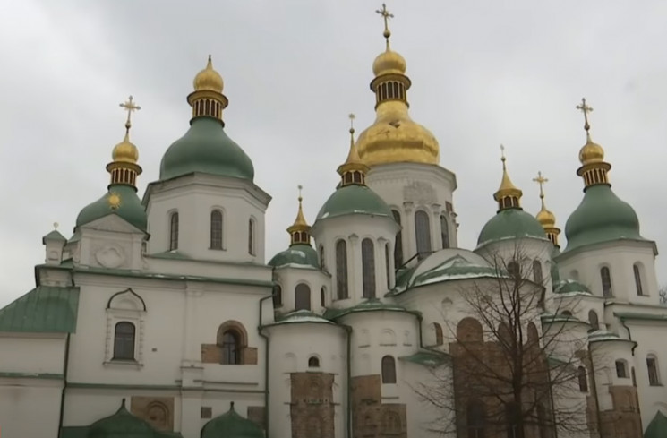 В Киеве ветер сорвал трехметровый крест…