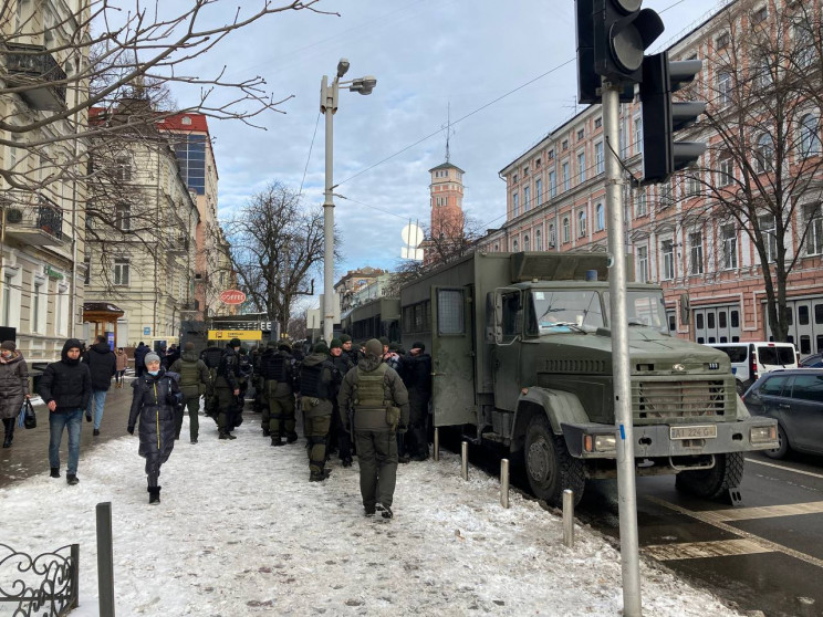 В Киеве к Печерскому суду стянули автоза…