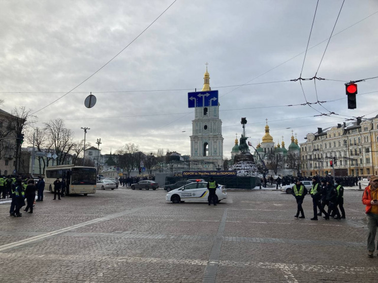 Суд над Порошенком: У Києві перекрили ву…