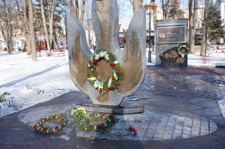Поклали квіти до стели пам'яті: Вінничан…