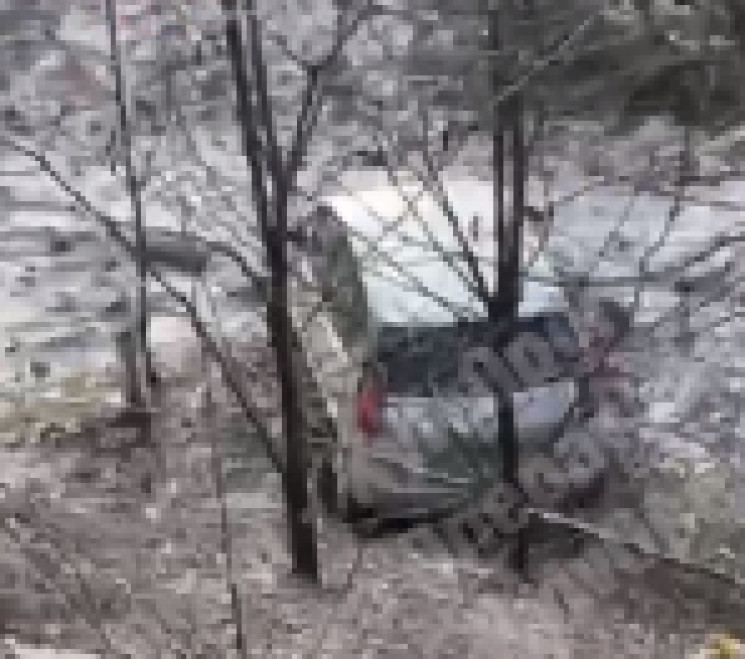 На Київщині автівка вилетіла з мосту чер…