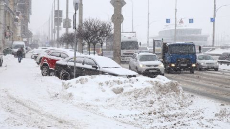 Ураганний вітер та ожеледиця: У Києві оч…