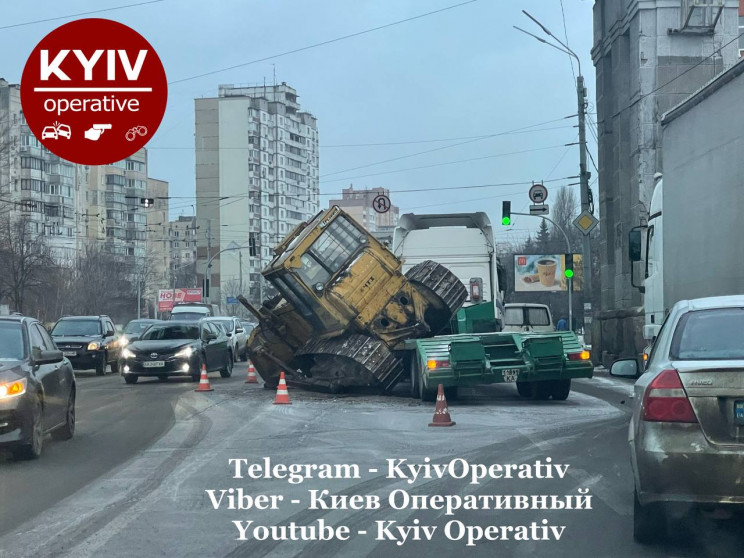 В Киеве посреди дороги с грузовика упал…