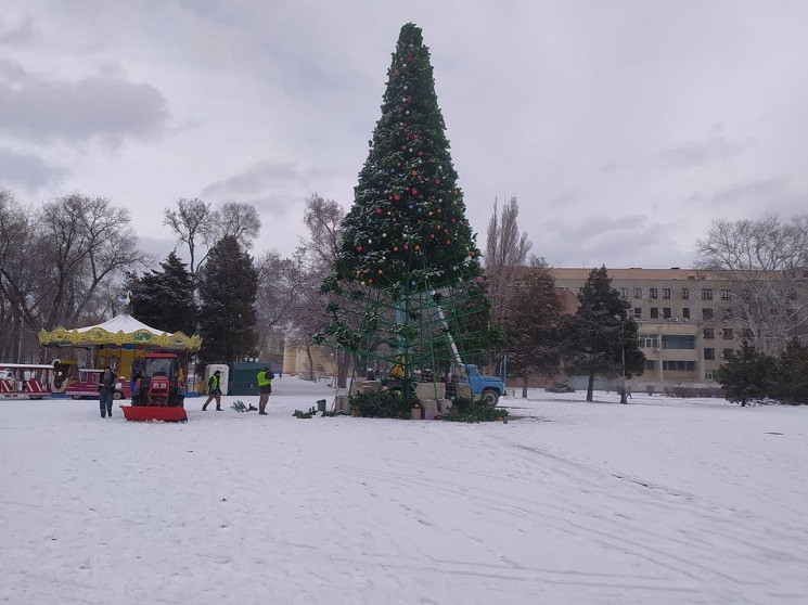 В парке Глобы демонтируют новогоднюю елк…