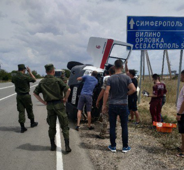 В Крыму военные Путина на автобусе влете…