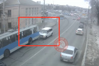 На вулиці Брацлавській мікроавтобус зітк…