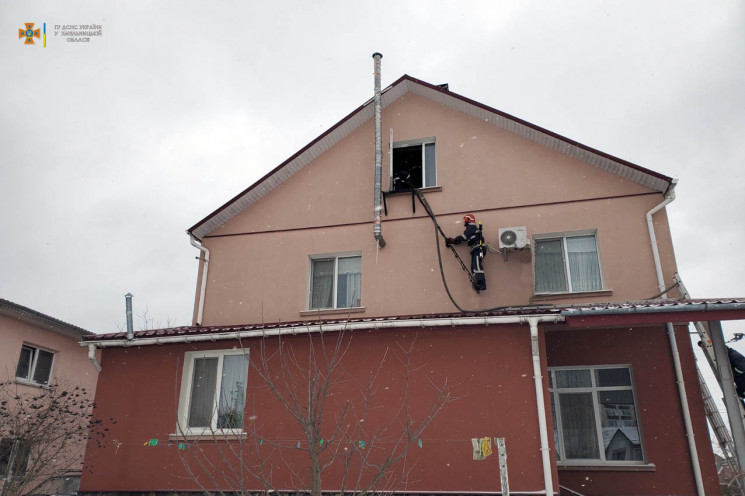 Хмельницькі рятувальники загасили будино…
