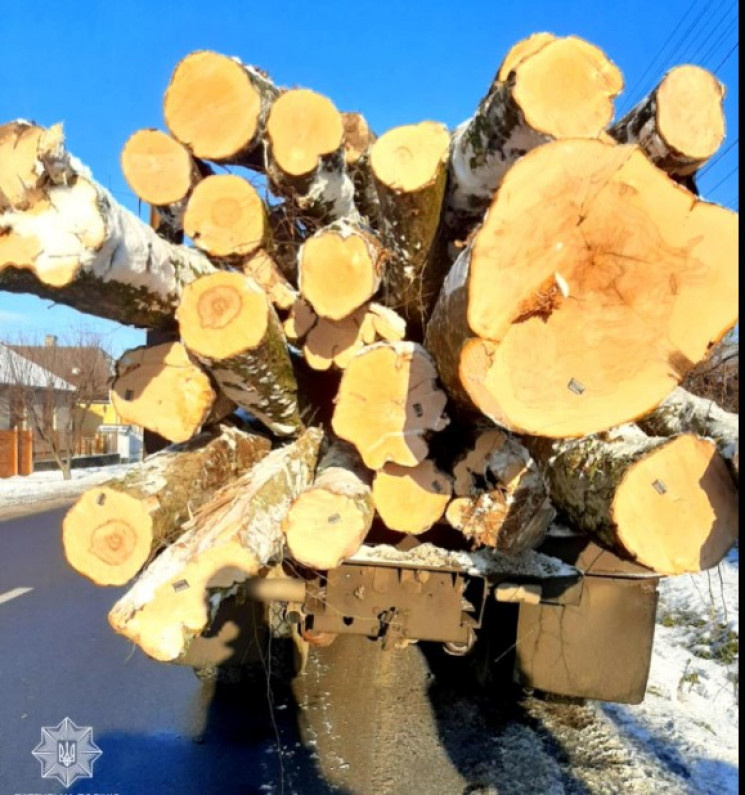 В Ужгороді зупинили КрАЗ з деревиною без…