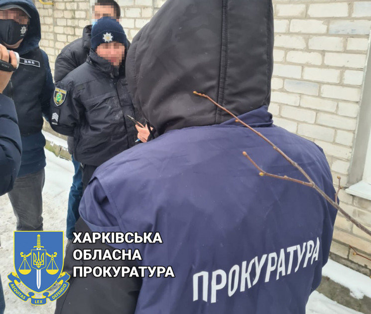 На Харківщині поліцейський вимагав вигад…