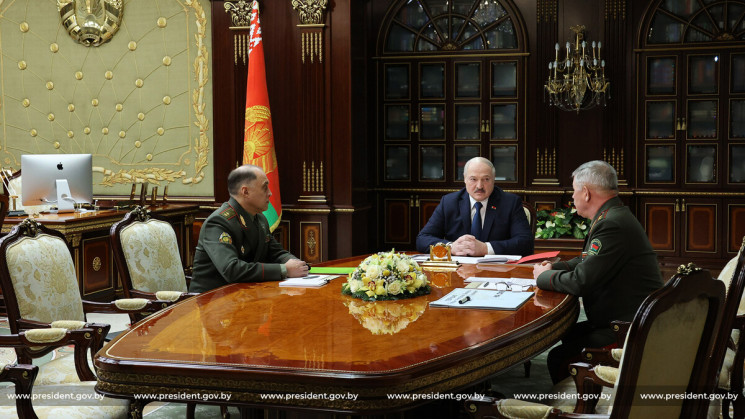 Лукашенко прижене цілу армію до кордону…