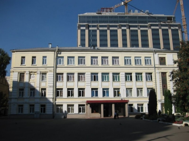 В Киеве на Печерске из-за угрозы взрыва…