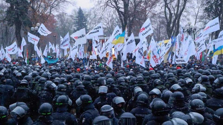 У центрі Києва перекрили рух через масов…