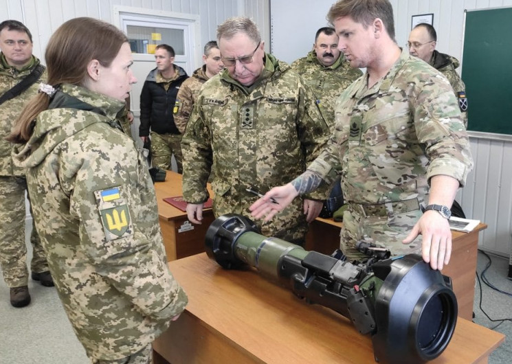 Украинские военные уже осваивают британс…