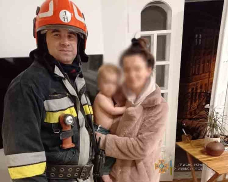 У Львові дворічна дитина зачинилася сама…