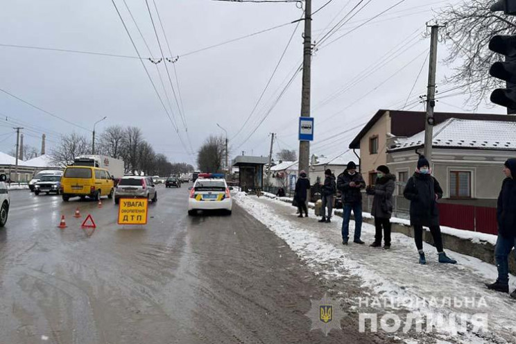 У Тернополі авто збило жінку на "зебрі".…