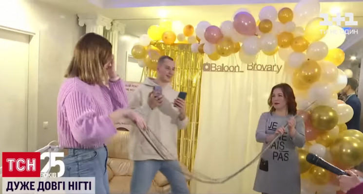 Нарастила двухметровые ногти: В Киевской…